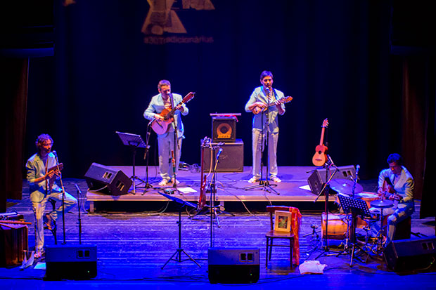 Los Sakapatú abrieron el concierto con una versión de La partida de Victor Jara. © Xavier Pintanel