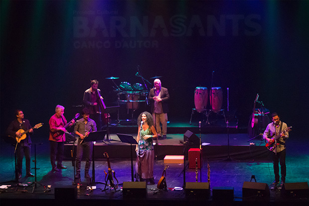 Natalia Contesse cantando con los Inti-Illimani «El amor» de «Canto para una semilla». © Xavier Pintanel