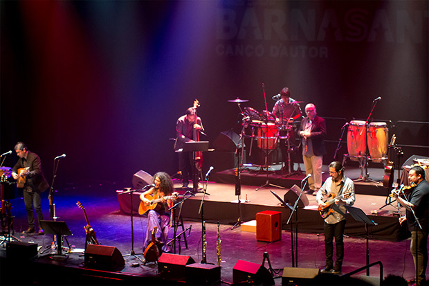 Natalia Contesse cantando «Hace falta un guerrillero» con guitarra traspuesta campesina. © Xavier Pintanel