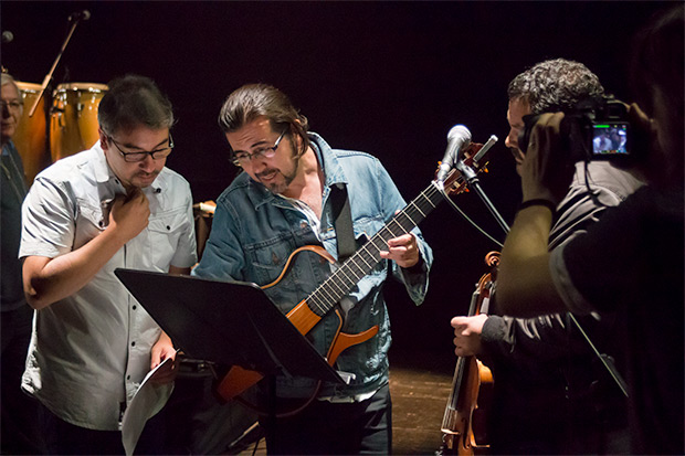 César Jara, Manuel Meriño y Daniel Cantillana afinando detalles de última hora. © Xavier Pintanel