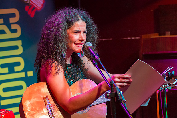 Natalia Contesse leyendo una de sus «Cuecas autobiográficas». © Xavier Pintanel