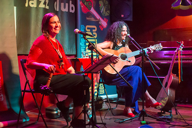 Marta Gómez y Natalia Contesse luciendo el buen humor del que se disfrutó en el concierto. © Xavier Pintanel