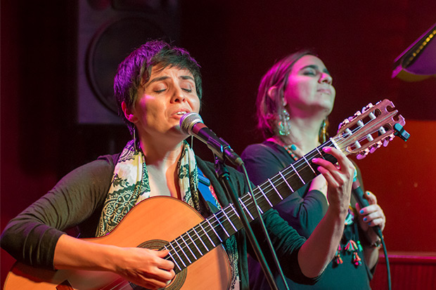 Elizabeth Morris con Marta Gómez. © Xavier Pintanel