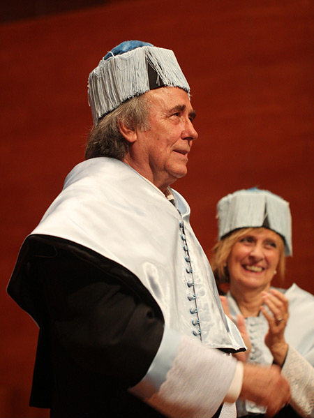 Joan Manuel Serrat ha sido investido doctor «honoris causa» por la Universitat de Lleida (UdL). © Fermí Puig