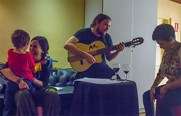 Marta Gómez, Nano Stern y Elizabeth Morris ultimando los últimos detalles para el concierto. © Xavier Pintanel