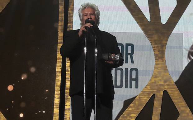 Víctor Heredia recoge el premio Gardel a la Trayectoria 2017.