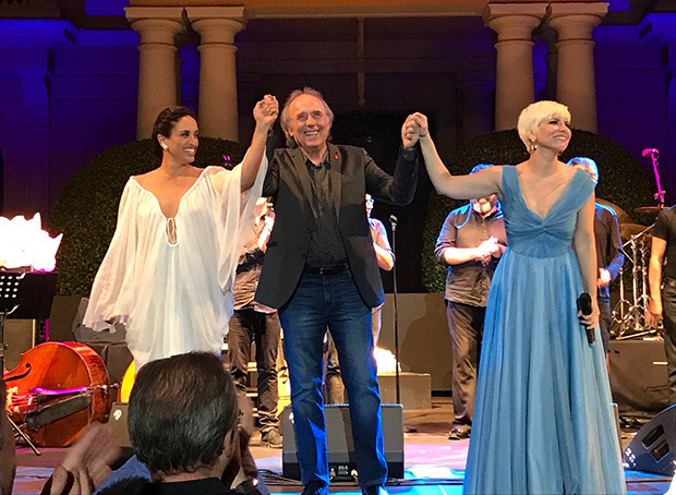 Noa, Joan Manuel Serrat —la sorpresa de la noche— y Pasión Vega en el Festival Jardins de Pedralbes de Barcelona 2017.  © Anna Tusell