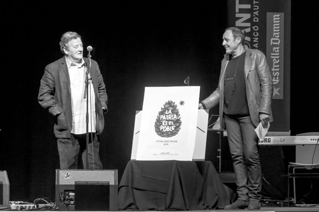 Fernando González Lucini recibe el premio BarnaSants al activismo cultural de manos de Pere Camps. © Xavier Pintanel