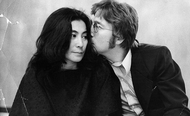 Yoko Ono y John Lennon.