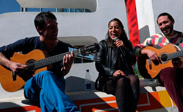 La cantante franco-chilena Ana Tijoux canta luego de una rueda de prensa en la que anunció el concierto que presentará mañana, «Roja y Negro, canciones de amor y desamor», hoy, viernes 23 de junio de 2017, en La Paz (Bolivia). © EFE