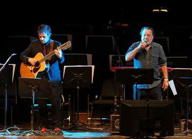 Patricio Manns —que cantó «El exiliado del sur»— acompañado de Ángel Parra. © Natalia Espina | Consejo Nacional de la Cultura y las Artes