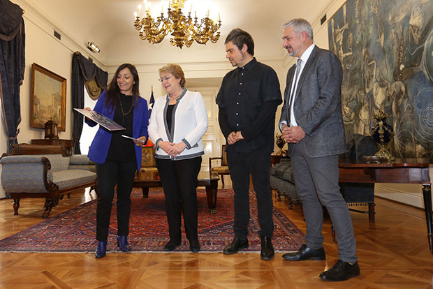 De izquierda a derecha: Javiera Parra, Michelle Bachelet, Ángel Parra Orrego y Ernesto Ottone. © Natalia Espina | Consejo Nacional de la Cultura y las Artes