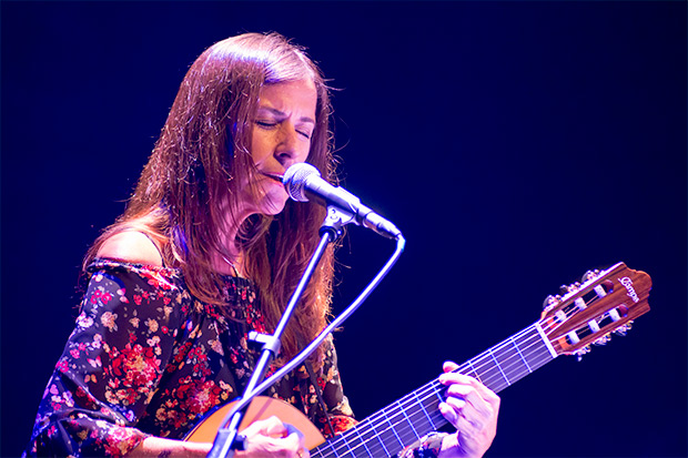 Cristina Narea interpretó una hermosa canción compuesta por ella dedicada a Violeta Parra. © Xavier Pintanel