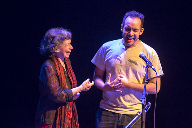 Isabel Parra invitó a un espontáneo a cantar «Violeta ausente». © Xavier Pintanel