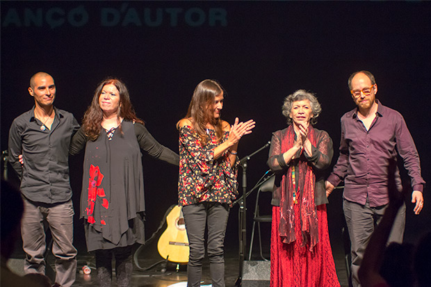 Fin de fiesta. De izquierda a derecha: Greco Acuña, Tita Parra, Cristina Narea, Isabel Parra y «Chicoria» Sánchez. © Xavier Pintanel