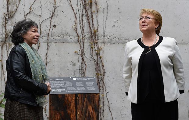 Michelle Bachelet inaugura, ante la presencia de Isabel Parra, la «Sala La Jardinera» en el Museo Violeta Parra. © Prensa Presidencia | Gobierno de Chile