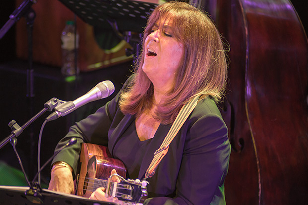 Maria del Mar Bonet en el concierto que ofreció el pasado 2 de junio de este año dentro del XXX Festival Folk Internacional Tradicionàrius donde revisó parte de su repertorio más folclórico en el marco de los conciertos programados en 2017 para conmemorar sus 50 años en los escenarios. © Xavier Pintanel