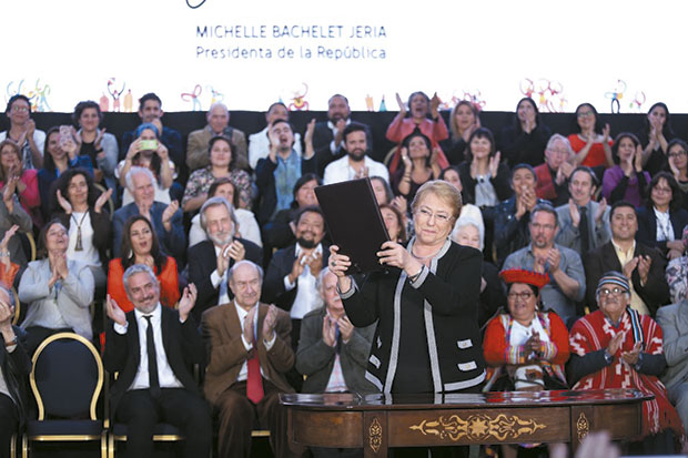 Michelle Bachelet, presidenta de Chile,  en la ceremonia donde se promulgó la Ley 21.045 que crea el Ministerio de las Culturas. © Prensa Consejo Nacional de la Cultura y las Artes