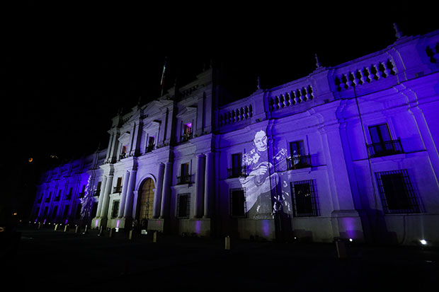 Violeta en los balcones. © Prensa Consejo Nacional de la Cultura y las Artes