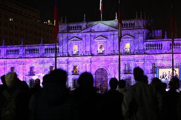 Violeta en los balcones. © Prensa Consejo Nacional de la Cultura y las Artes