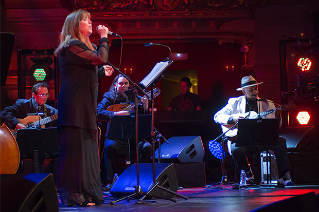 Maria del Mar Bonet con «La Cuerdas del monte». © Xavier Pintanel