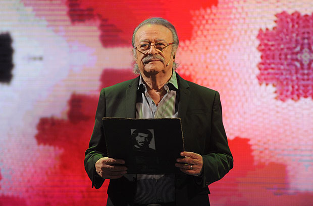 César Isella, en el programa «Canción con todos», sostiene el primero de los discos que Joan Manuel Serrat dedicó a Miguel Hernández. © Televisión Pública Argentina