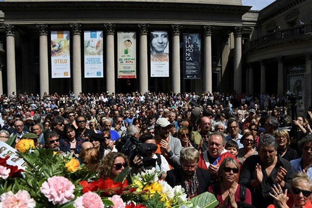 Cientos de personas despiden al cantautor uruguayo Daniel Viglietti durante su funeral en el Teatro Solís de Montevideo, el 31 de octubre de 2017. © Pablo Porciuncula | AFP