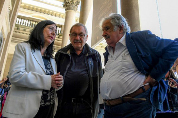 Henry Engler y José Mujica junto a la viuda de Viglietti, Lourdes Villafana. © Pablo Porciuncula | AFP