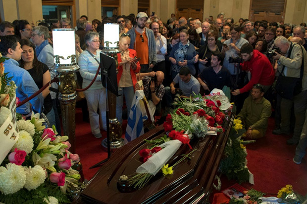 Cientos de personas despiden al cantautor uruguayo Daniel Viglietti durante su funeral en el Teatro Solís de Montevideo, el 31 de octubre de 2017. © Pablo Porciuncula | AFP