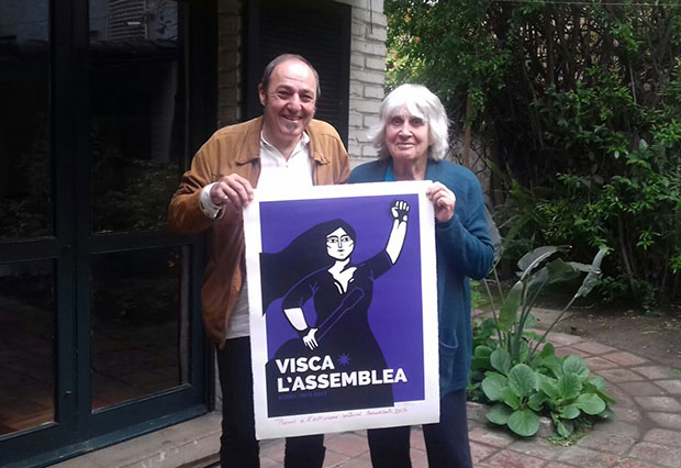 Pere Camps, director del Festival BarnaSants entrega a Joan Jara el Premio BarnaSants al Activismo Cultural 2017 en representación de la Fundación Víctor Jara. © Mayte de Agorreta