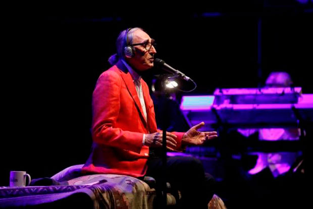 Franco Battiato, durante un concierto en el Real Jardín Botánico Alfonso XIII de la Universidad Complutense, en Madrid, el pasado mes de julio. © EFE