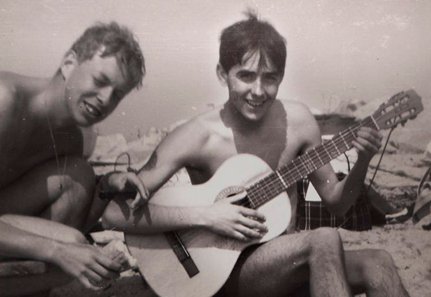 Un Serrat muy joven en un fotograma del documental «Serrat, el noi del Poble Sec».