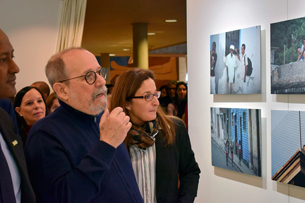 Silvio Rodríguez expone su obra fotográfica en París.