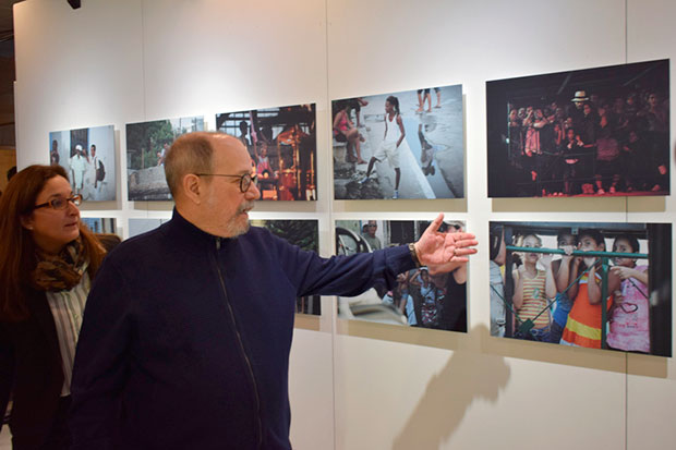 Silvio Rodríguez expone su obra fotográfica en París.