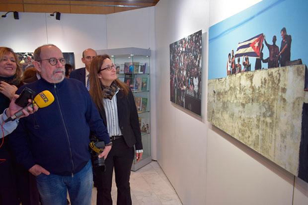 Silvio Rodríguez expone su obra fotográfica en París.