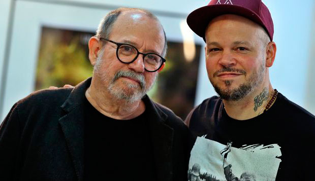 El trovador cubano Silvio Rodríguez y el músico puertorriqueño René Pérez, exintegrante del dúo Calle 13, posan en La Habana (Cuba), durante la clausura de la 39 edición de Festival de Cine de La Habana. © EFE