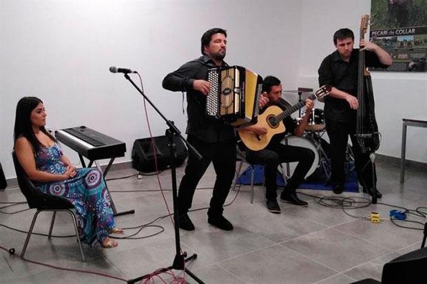 Fotografía del 13 de enero de 2018, del grupo Mauro Bonamino tocando en el mercado de chamamé durante la 28 edición de la Fiesta Nacional del Chamamé de Corrientes, en Corrientes (Argentina). © EFE | Rodrigo García