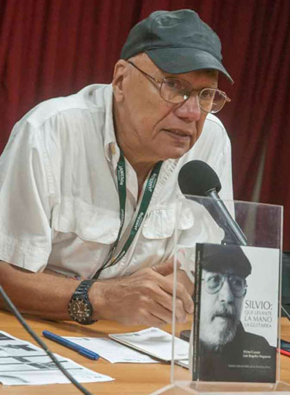 Victor Casaus presentando el libro «Silvio, que levante la mano la guitarra».