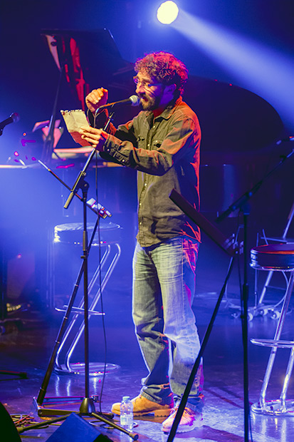 Borja Penalba, al que conocemos habitualmente como guitarrista, compositor o director musical, cada vez más —también y afortunadamente— como cantante. Abrió el concierto con Cançó de carrer —junto con la Plaça del Diamant que cerró el concierto— una de las dos canciones estrella de Muntaner. © Xavier Pintanel