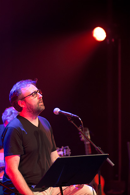 Roger Mas con su voz grave y profunda cantó Presagi, una de los cuatro poemas de Miquel Martí i Pol que sonaron en esta noche. © Xavier Pintanel