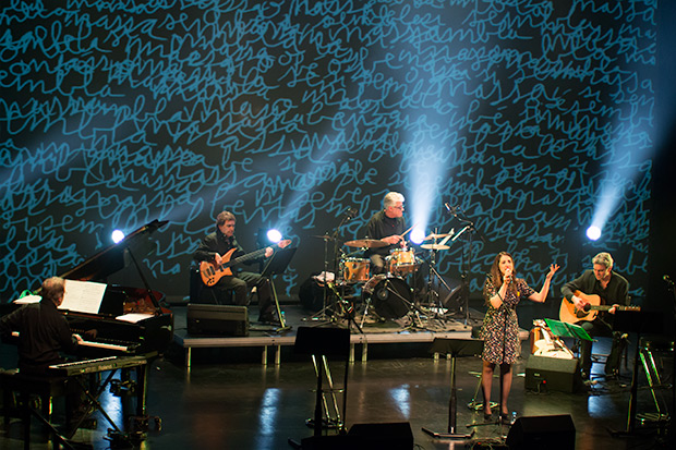 Gemma Humet en No demano gran cosa. Al fondo, la banda formada por Antoni-Olaf Sabater (piano y teclados), Jordi Camp (bajo), Lluís Ribalta (batería) y Josep Traver (guitarra). © Xavier Pintanel