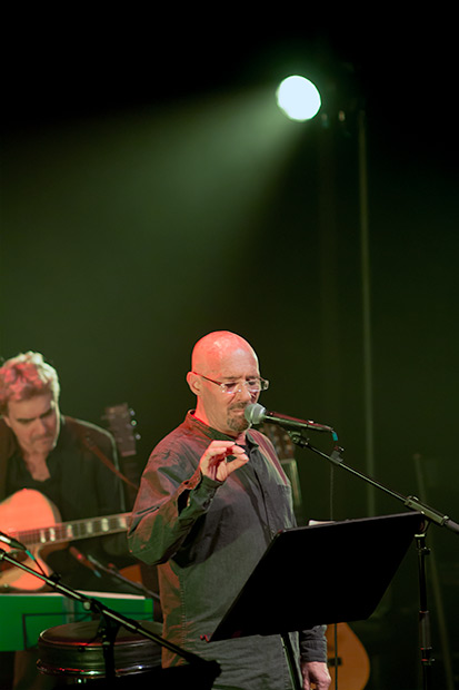 Enric Hernàez interpretó Sol y Salve, y encendió una vez más al público con este último poema, escrito Miquel de Palol i Felip, por su extrema vigencia a pesar de estar escrito en 1921. © Xavier Pintanel