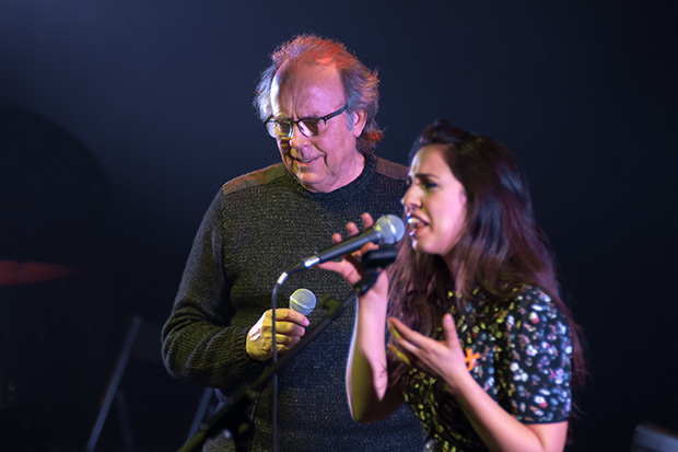 Cierre magistral con La Plaça del Diamant, a cargo de un representante de una generación anterior a Muntaner, Joan Manuel Serrat; y de otra muy posterior, Gemma Humet. © Xavier Pintanel