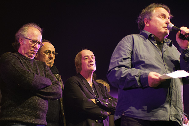 Ramon Muntaner —no hubo forma de hacerle cantar— dirigió unas breves palabras de agradecimiento al final del concierto. Detrás de él, Joan Manuel Serrat, Pere Camps y Joan Isaac. © Xavier Pintanel