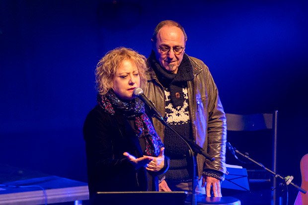 Marina Rossell, compañera de generación de Ramon Muntaner y a quien calificó como «el mejor»; y Pere Camps, director del festival; presentaron el concierto. © Xavier Pintanel