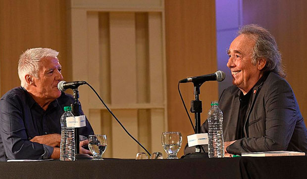 Joan Manuel Serrat con el periodista Carlos Ares en Radio Nacional.