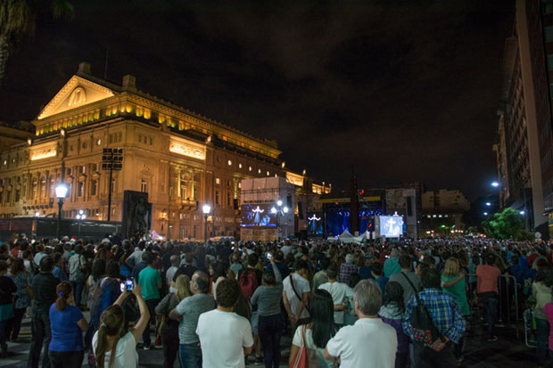 El escenario tras la fachada del Teatro Colón. © Kaloian Santos Cabrera