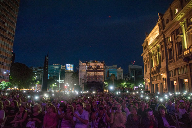 Escenario en la Plaza del Vaticano de Buenos Aires. © Kaloian Santos Cabrera