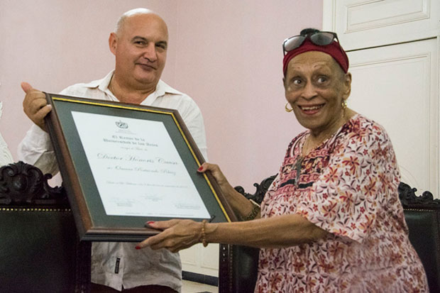 Omara Portuondo el certificado que la acredita como doctora Honoris Causa en Artes de manos del rector del ISA, Alexis Seijo García. © Universidad de las Artes (ISA)