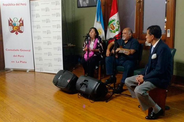 La exrepresentante de Chabuca en América Latina, Cristina Dorato (a la izquierda) durante un homenaje a la cantautora y folclorista peruana en La Plata (Argentina). © EFE